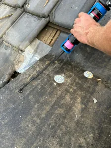 Selle la penetración del techo con nuestro Sello y Pegamento