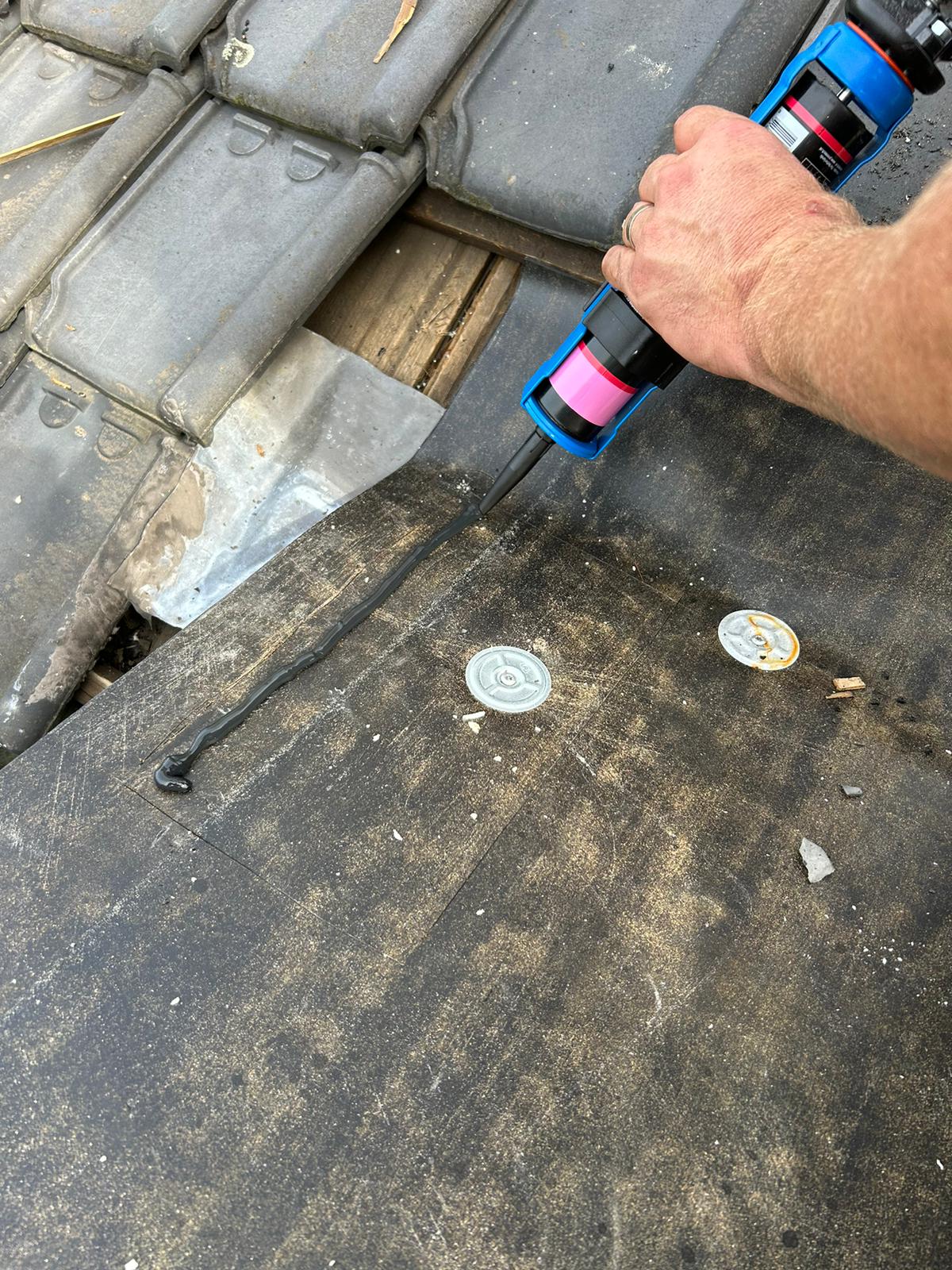 Selle la penetración del techo con nuestro Sello y Pegamento