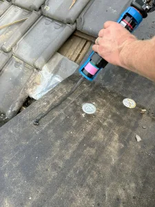 Utěsněte prostup střechou naším těsněním a lepidlem