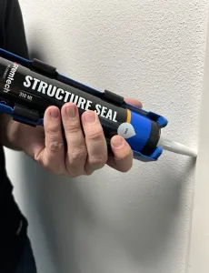 Onze kit met korrel herstelt uw beschadigde gestucte wand of plafond