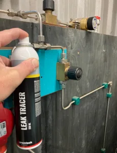 Eise Leckdetektor Spray "Leak Tracer" fënnt Gas- oder Loftleckungen