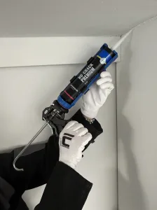 Pro dobré utěsnění použijte náš Anti-Craquelé tmel (vysoce kvalitní akrylový tmel).