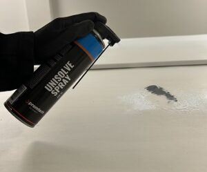 Dichtstoffreschter vu Fliesen erofhuelen: einfach an effektiv mat UniSolve Spray
