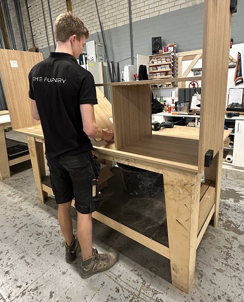 Kast in elkaar zetten The Furnery